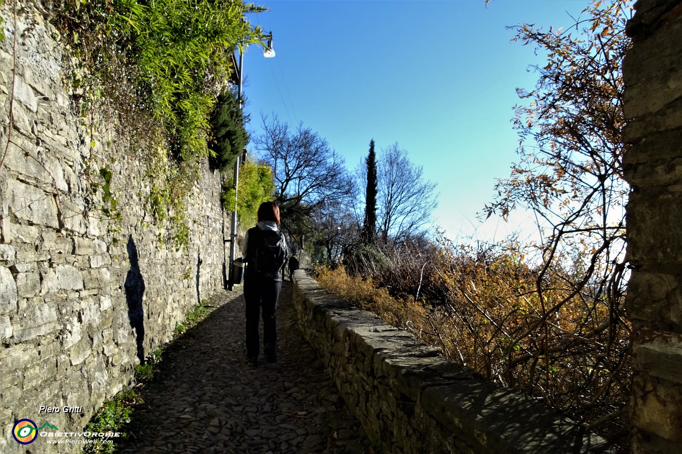 31 ...la Via Monte Bastia continua in piano tra muri a secco.JPG